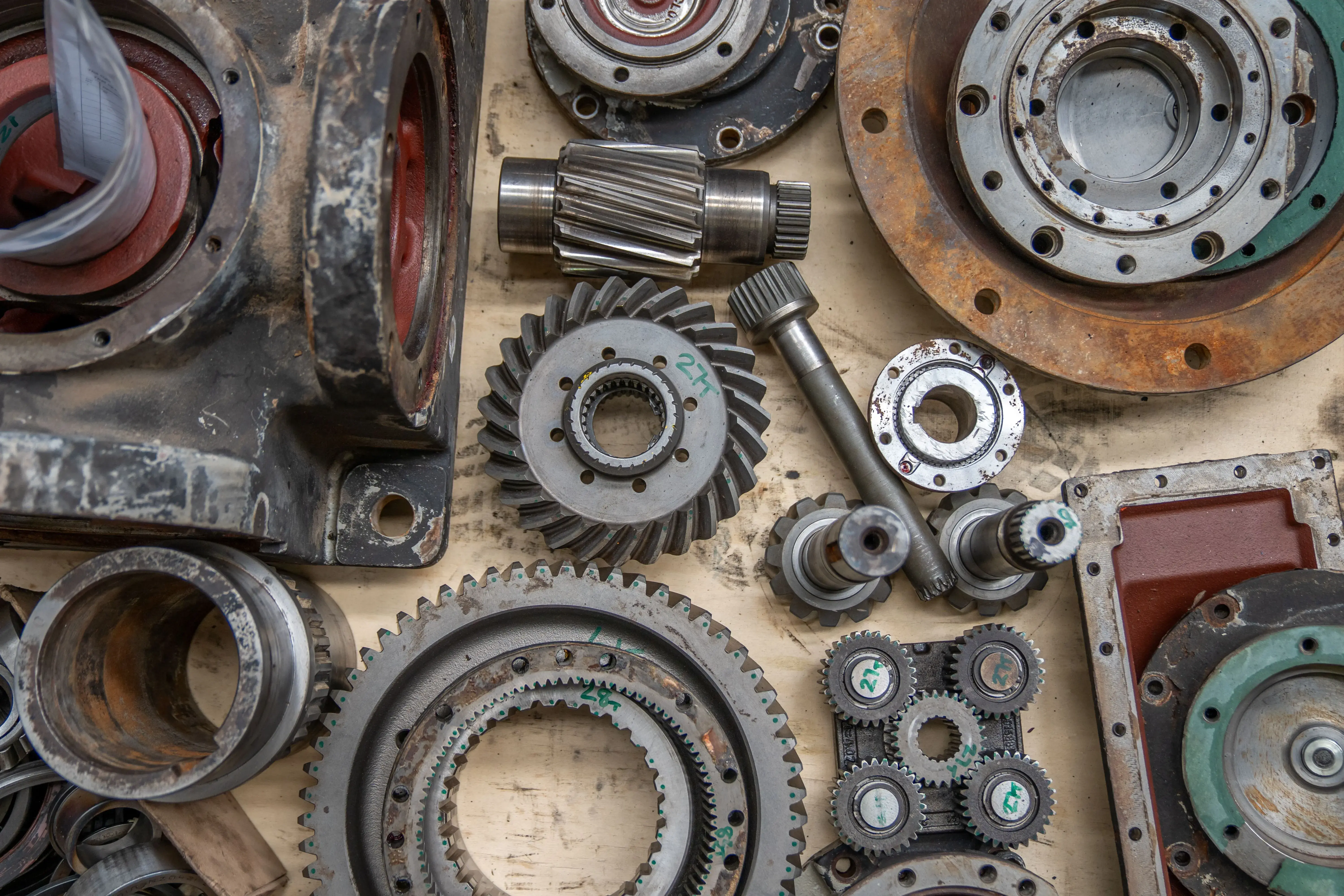 Gear dan komponen mekanik sebagai ilustrasi reverse engineering