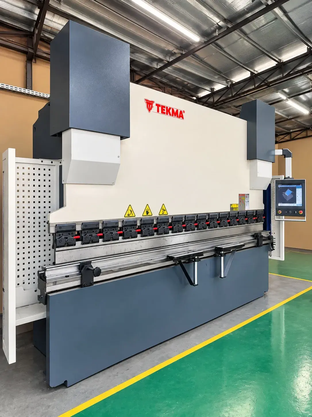 Mesin CNC Litz DV1000 di workshop STP