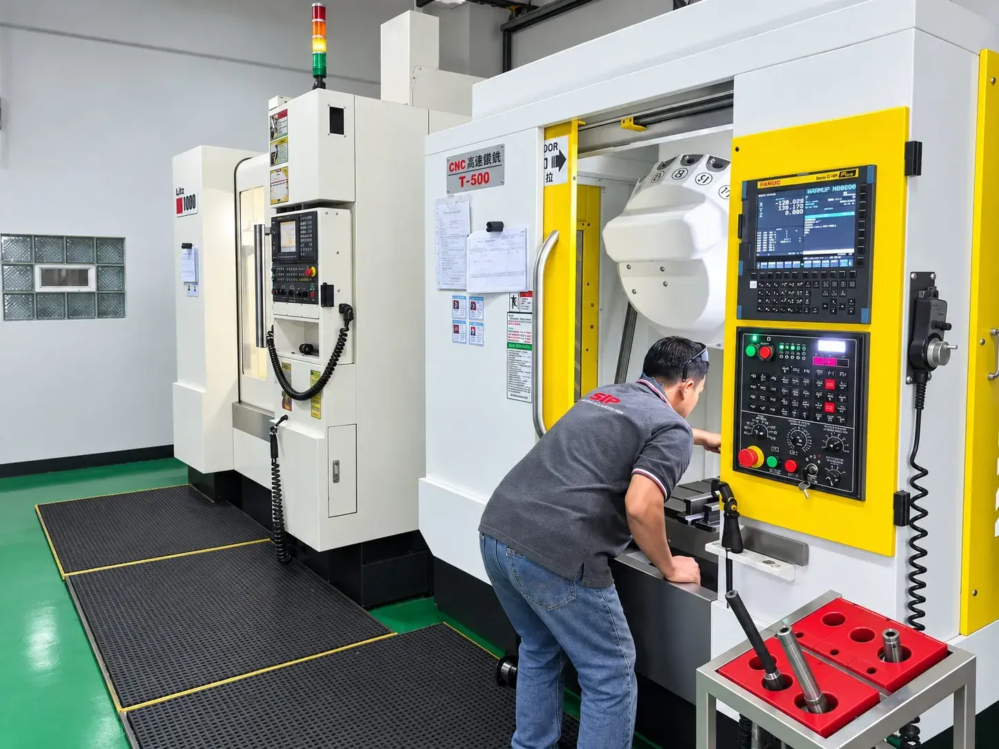 Teknisi mengoperasikan mesin CNC sebagai ilustrasi proses engineering dan manufaktur STP