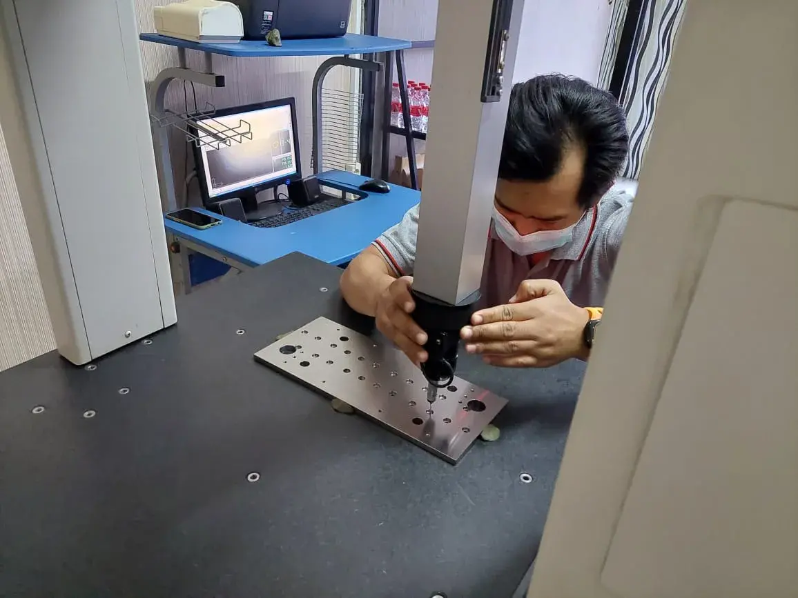 Komponen logam hasil machining presisi sebagai ilustrasi reverse engineering